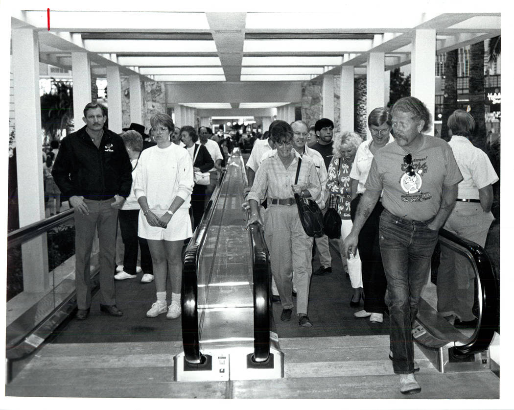 Las vías de transporte de personas traen a los visitantes al Mirage el 22 de noviembre de 1989 ...