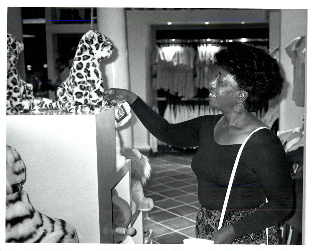 Una visitante admira un tigre de peluche en la tienda de regalos del Mirage el 22 de noviembre ...