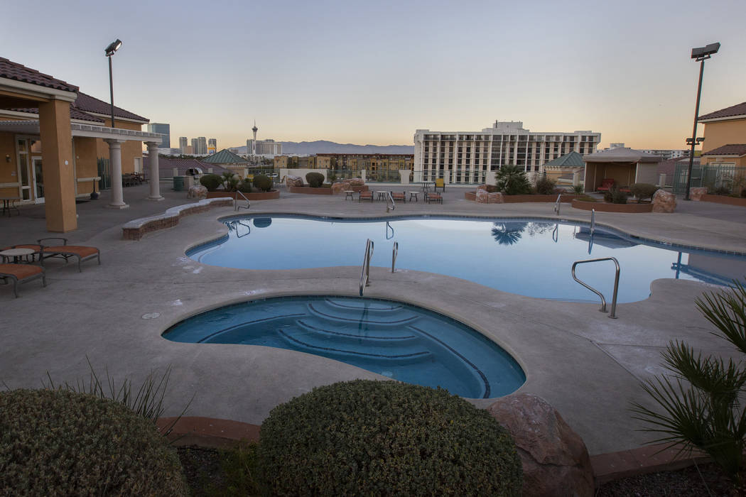 La piscina de la azotea da una vista a la ciudad en los apartamentos de Las Vegas Grand el lune ...