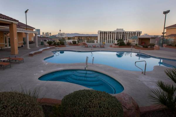 La piscina de la azotea da una vista a la ciudad en los apartamentos de Las Vegas Grand el lune ...