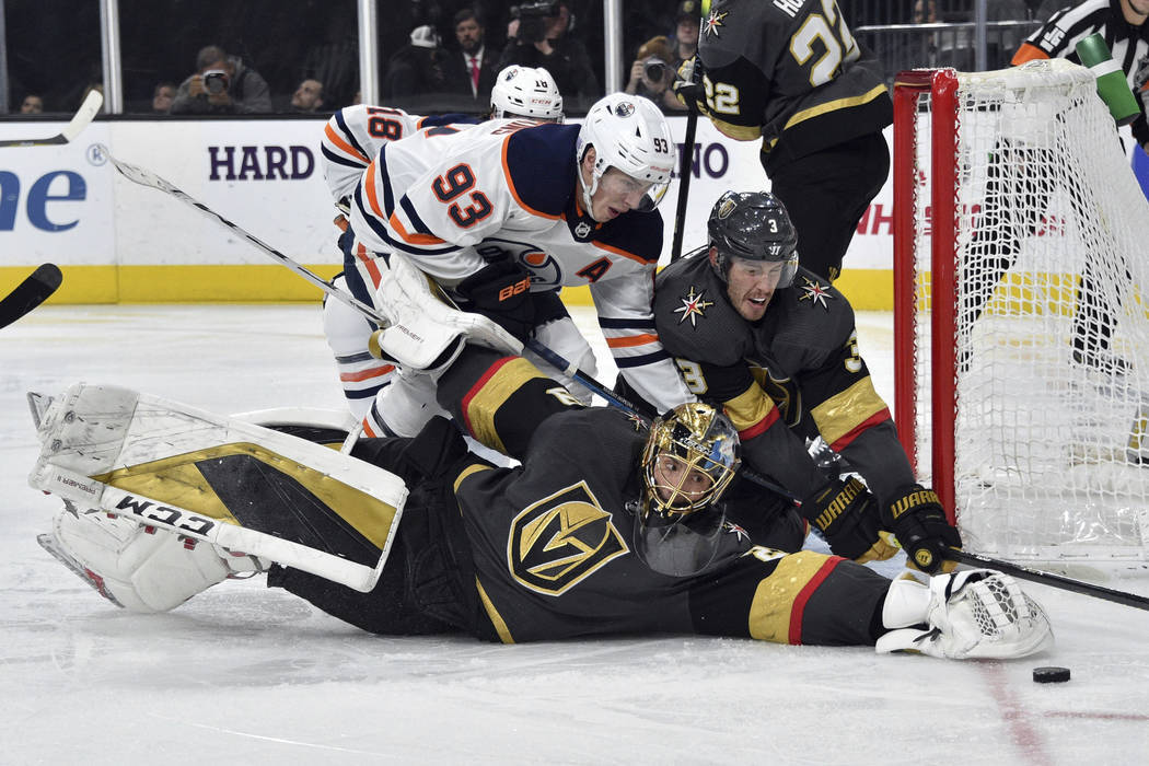 El portero de Vegas Golden Knights, Marc-Andre Fleury (29), y el defensa Brayden McNabb (3) def ...