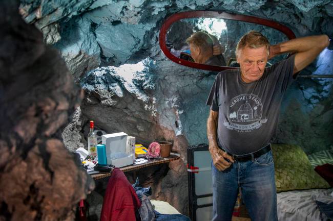 Richard Roman dentro de su dormitorio sobre el sendero River Mountains Loop Trail al este de Ca ...