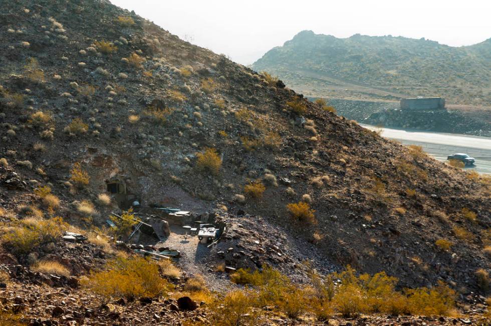 La entrada a la casa de Richard Roman en una antigua mina que se mezcla con la ladera de la col ...