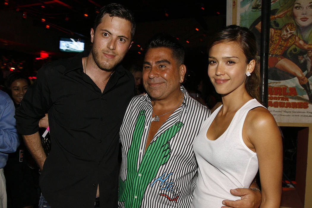 Harry Morton (izquierda), Luis Barajas (centro), fundador de la revista Flaunt, y Jessica Alba ...