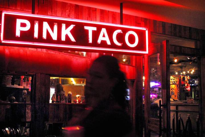 Un letrero de Pink Taco dentro del Hard Rock Hotel Casino, miércoles 26 de febrero de 2003. (L ...