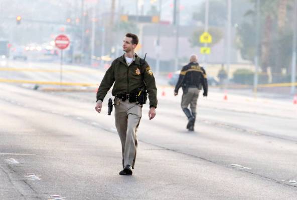 La policía está investigando un homicidio y un accidente automovilístico en East Lake Mead B ...
