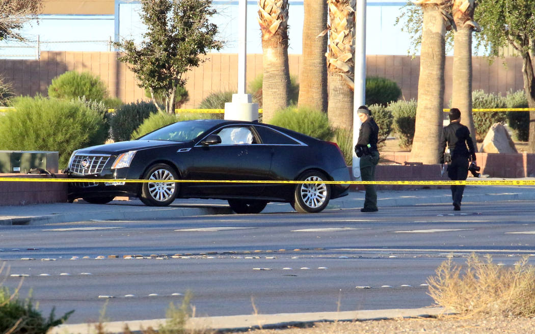 La policía está investigando un homicidio y un accidente automovilístico en East Lake Mead B ...