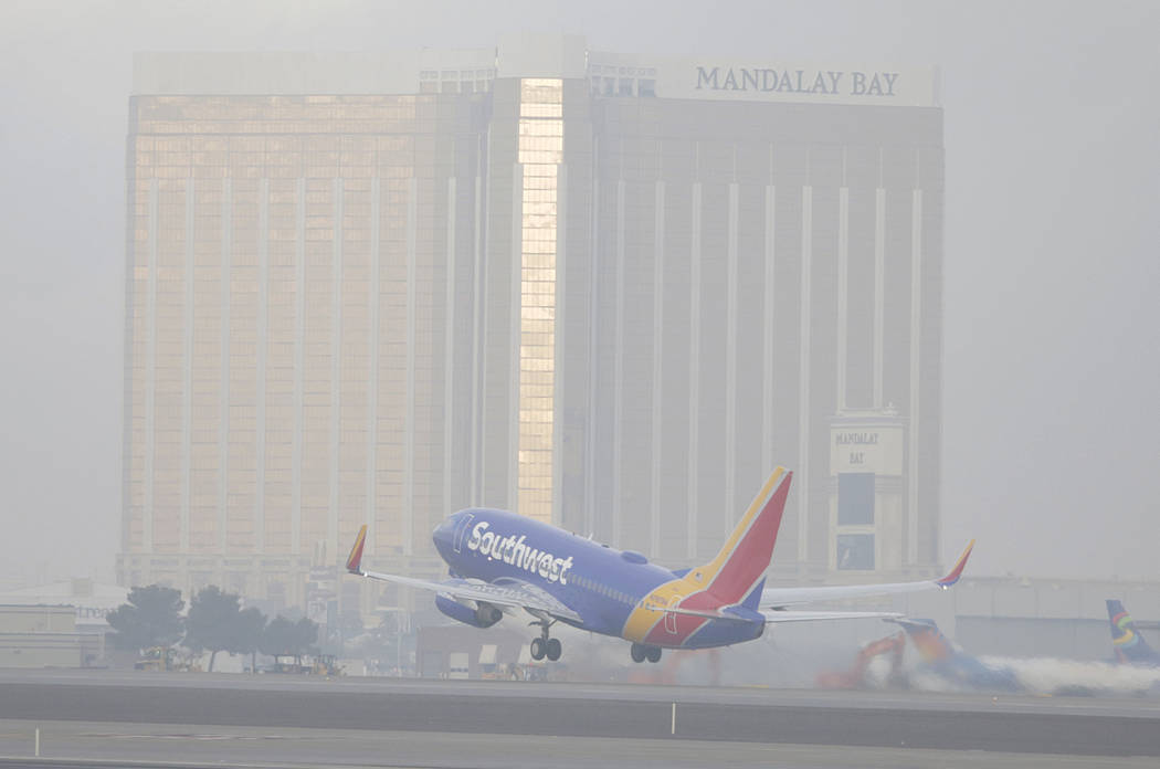 Un avión de Southwest Airlines despega en medio de una densa niebla en el Aeropuerto Internaci ...