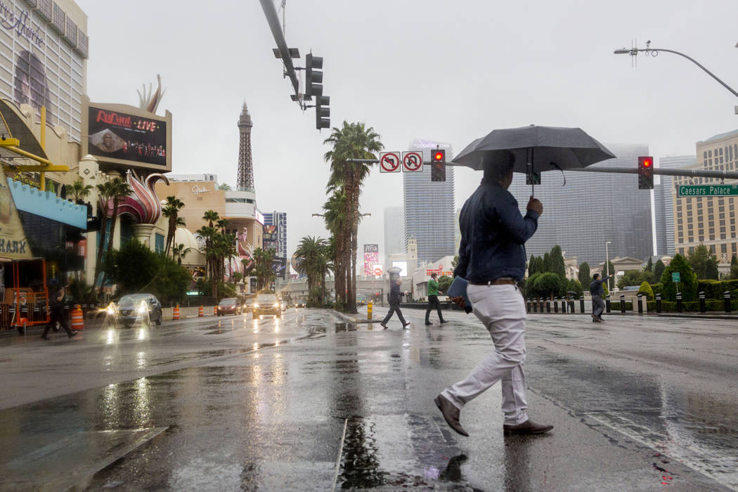 Lluvia cae sobre el Strip de Las Vegas el miércoles, 20 de noviembre de 2019. (Elizabeth Page ...
