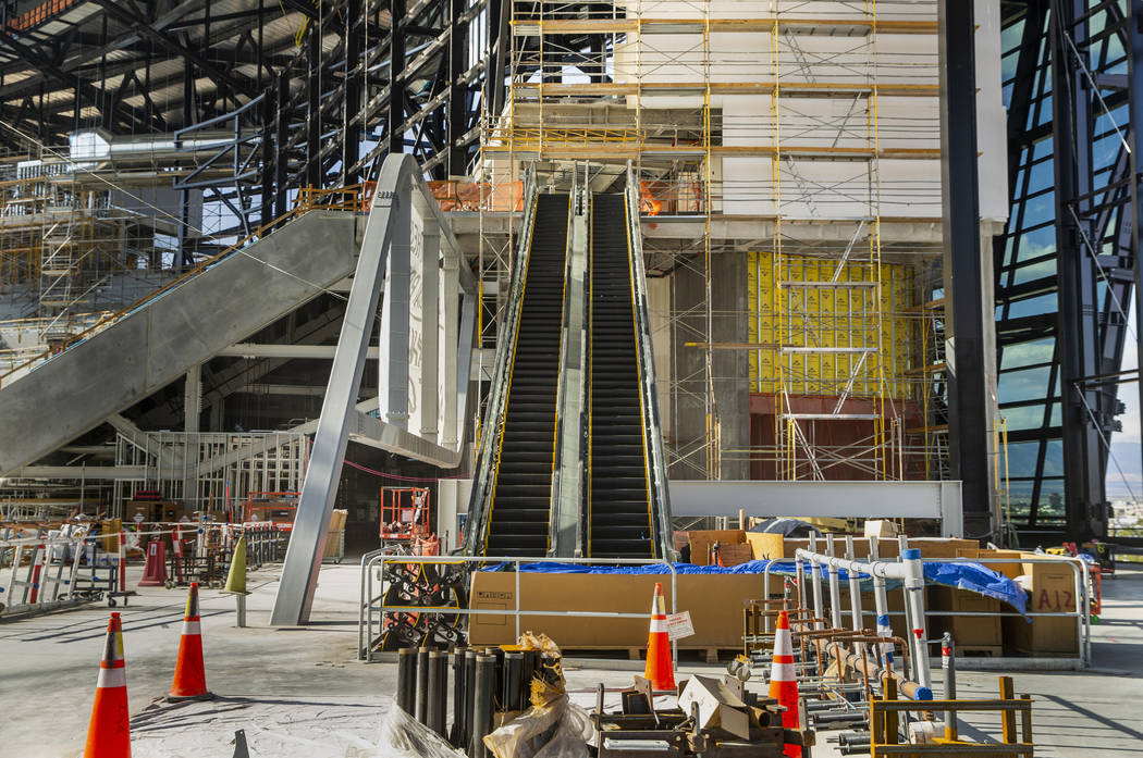 El vestíbulo superior con escaleras mecánicas y vista del Strip durante un tour por el Allegi ...