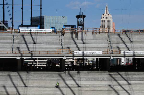 El sitio de construcción del Raiders Allegiant Stadium en Las Vegas, lunes, 25 de noviembre de ...