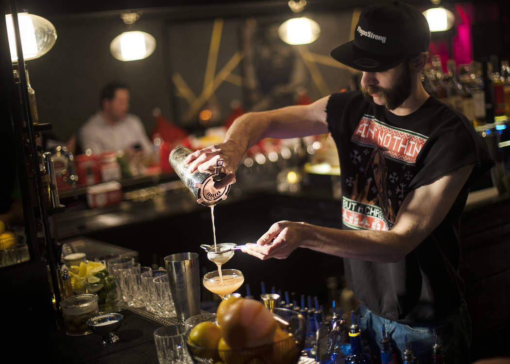 El bartender Keith Baker crea el Christmapolitan, hecho de vodka, flor de saúco, vermut seco, ...