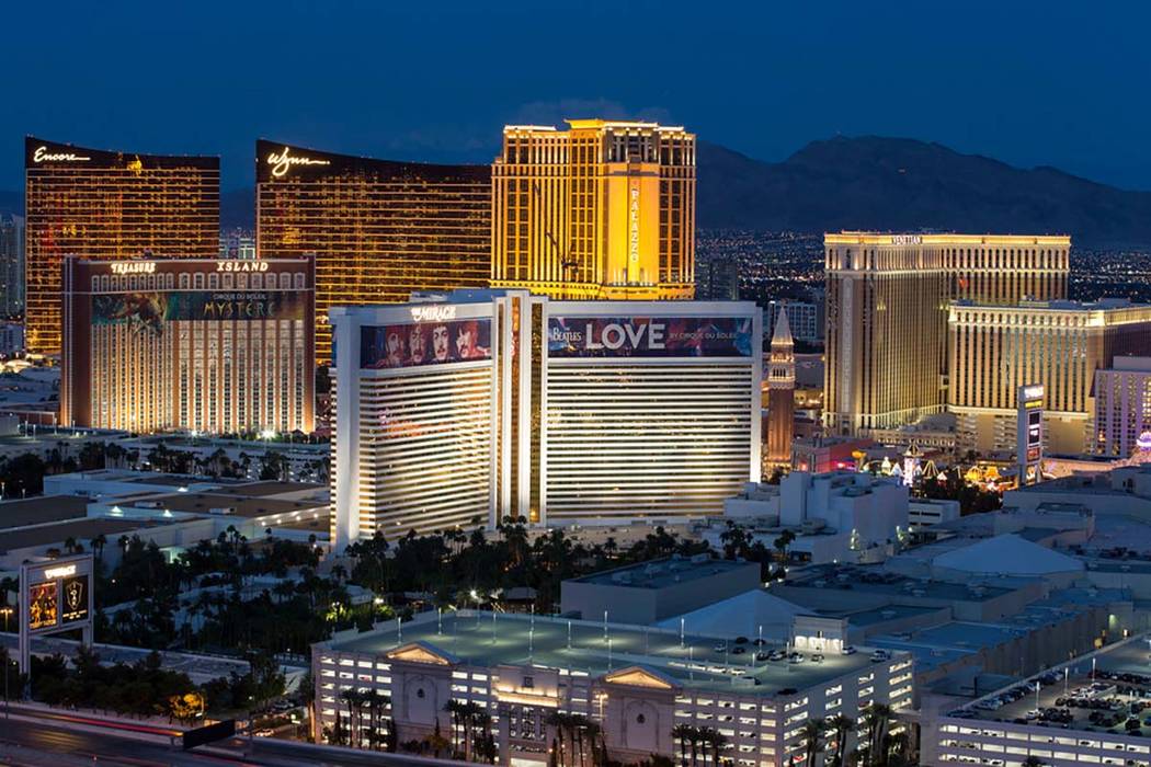 El horizonte del Strip de Las Vegas se ilumina al atardecer visto desde el VooDoo Lounge en la ...