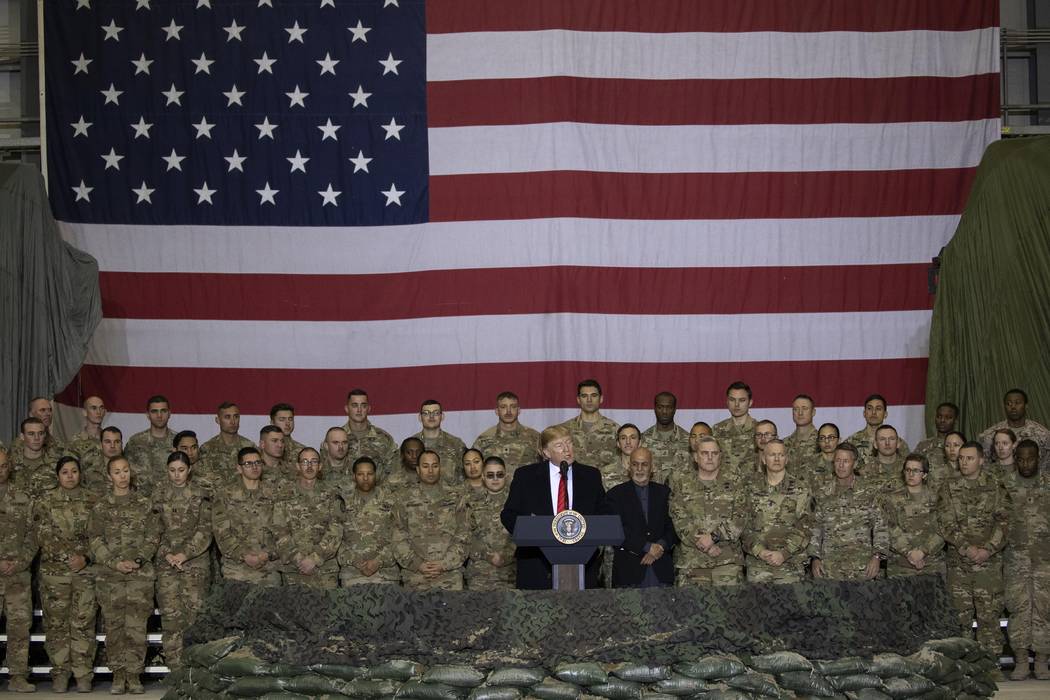 El presidente Donald Trump se dirige a los militares durante una visita sorpresa del Día de Ac ...