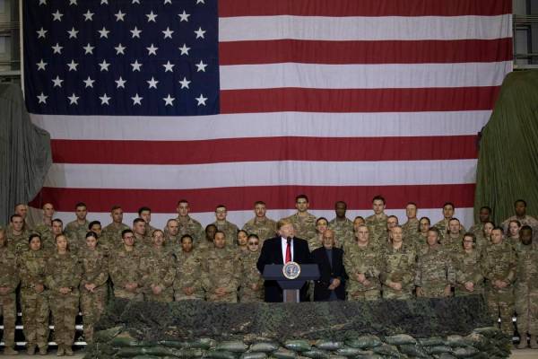 El presidente Donald Trump se dirige a los militares durante una visita sorpresa del Día de Ac ...