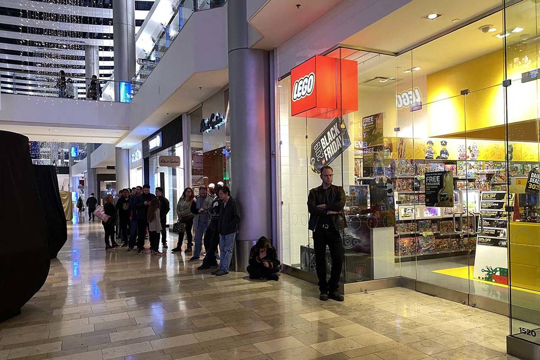 Los compradores de Black Friday hacen cola en la tienda LEGO dentro del centro comercial Fashio ...