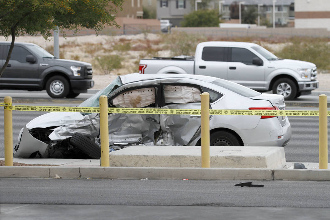 Policías de Las Vegas investigan un accidente fatal en Durango Drive y Russell Road en el suro ...