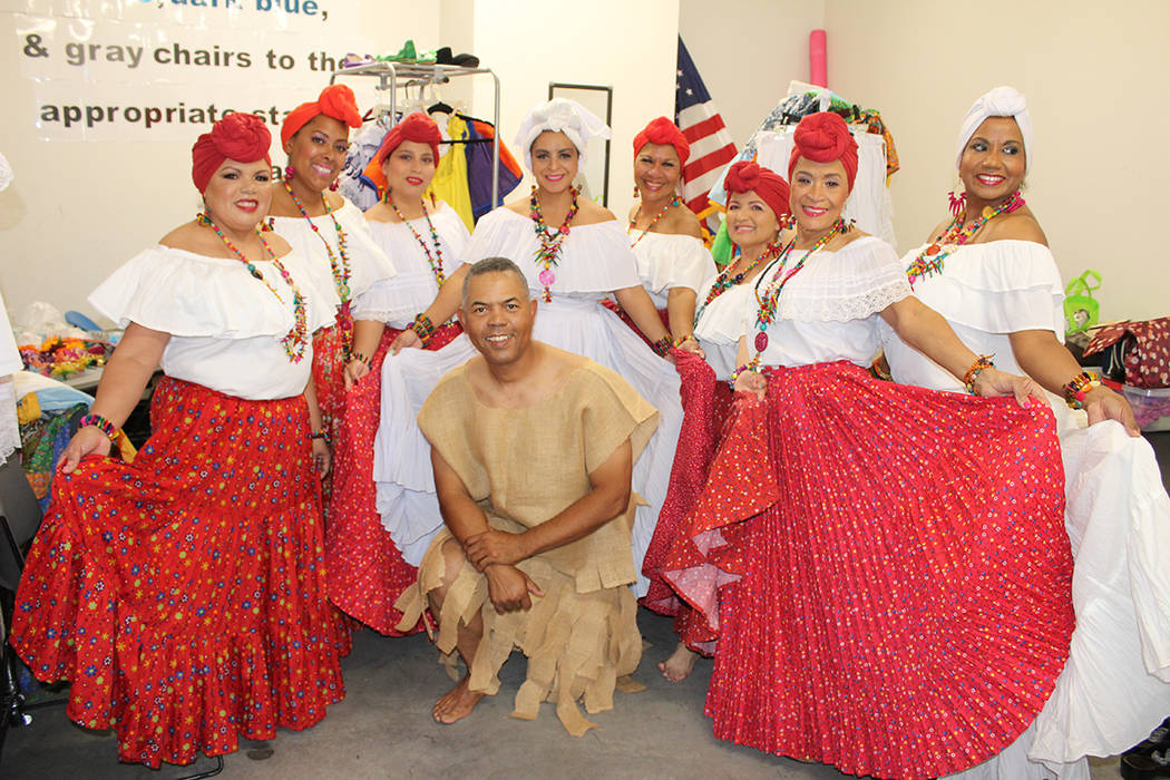 El profesor Policarpo Mejía y su grupo folklórico presentaron bailes tradicionales. Domingo 2 ...