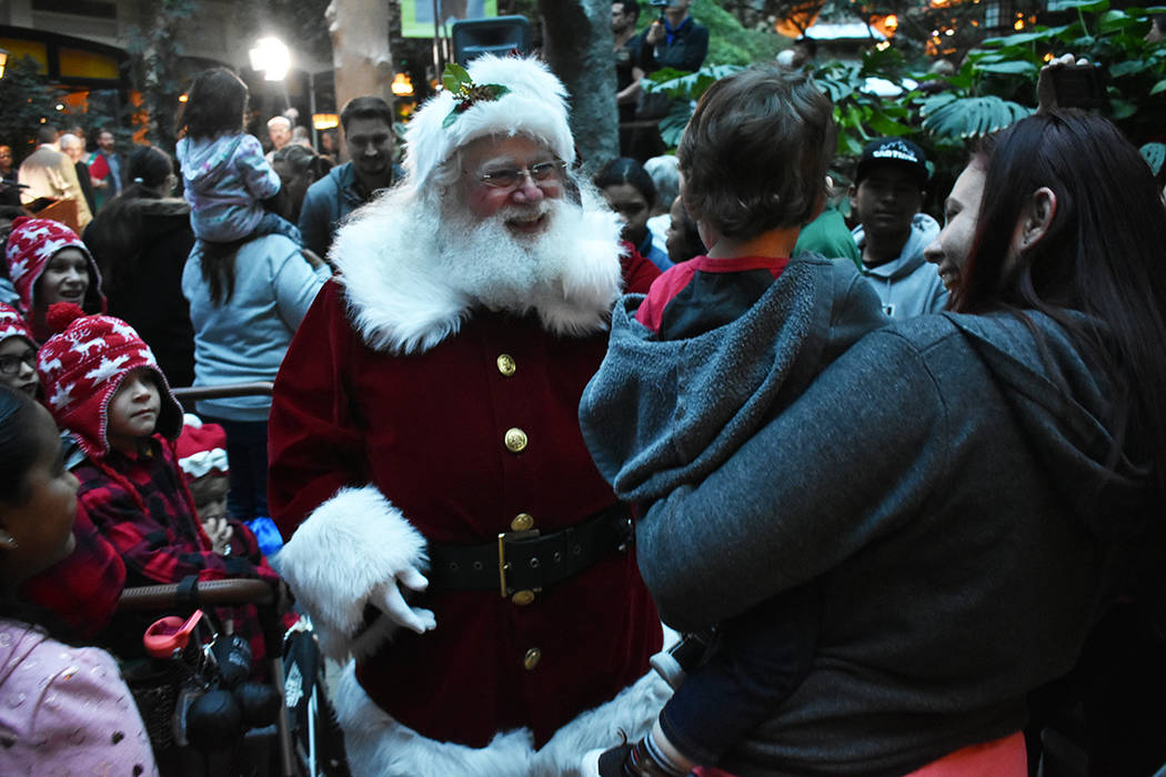 “Santa Claus” convivió con los niños y familias que se dieron cita en el hotel & casino S ...
