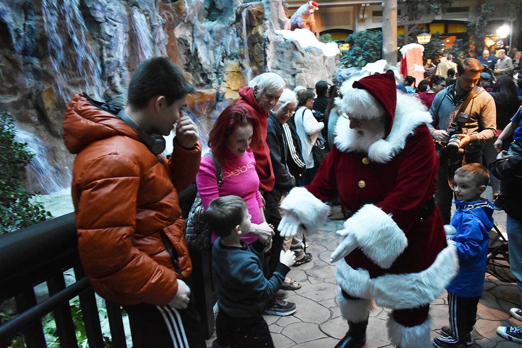 “Santa Claus” convivió con los niños y familias que se dieron cita en el hotel & casino S ...