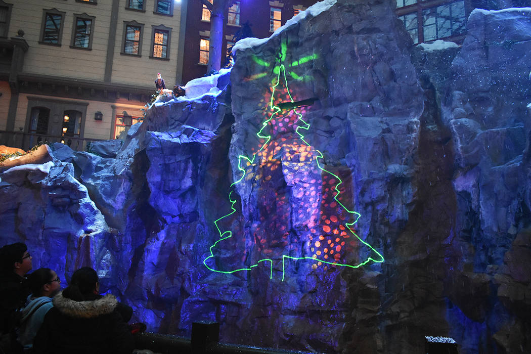 La atracción navideña en Mystic Falls Park es una tradición que comenzó en 1994. Miércoles ...