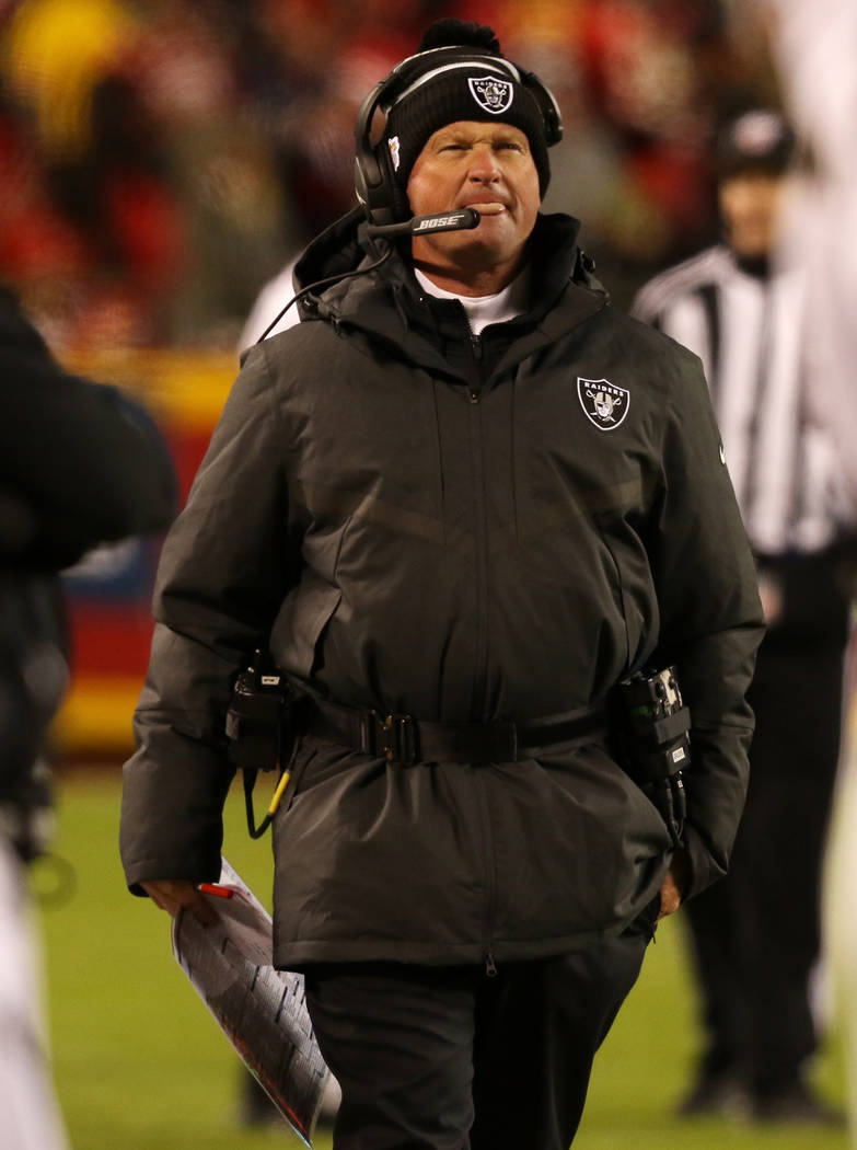 El entrenador principal de los Oakland Raiders, Jon Gruden, camina durante la segunda mitad de ...