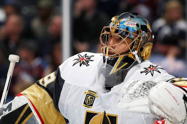 El portero de los Golden Knights de Las Vegas, Marc-Andre Fleury, se apoya en la red durante un ...