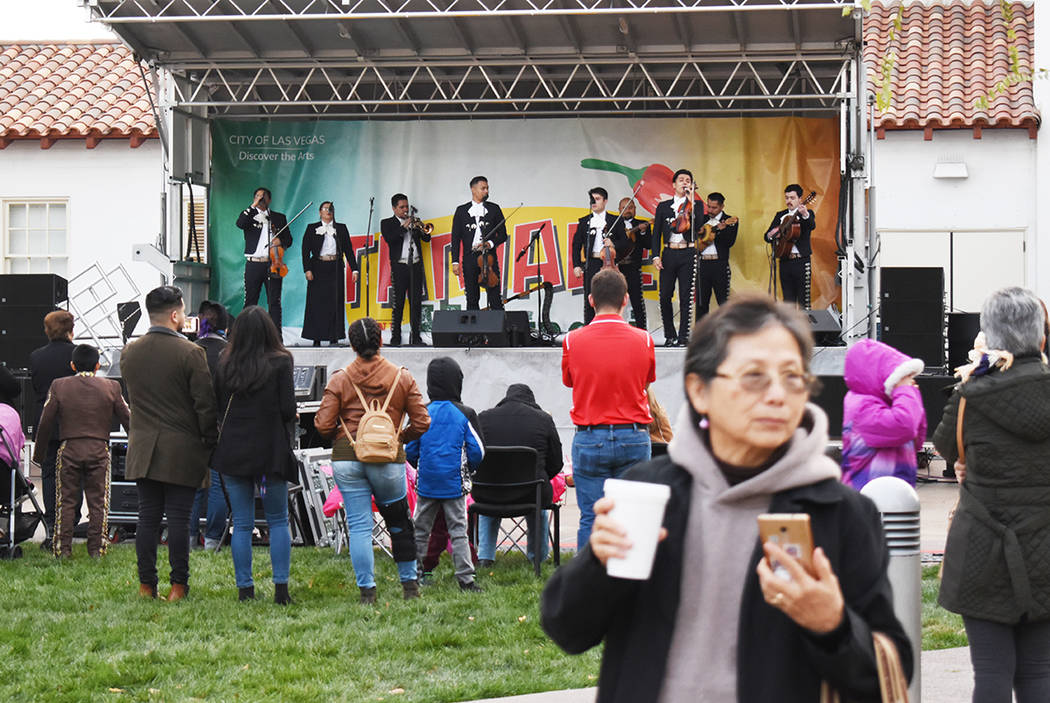 Distintos grupos de mariachis, la mayoría de escuelas del valle, amenizaron el primer festival ...