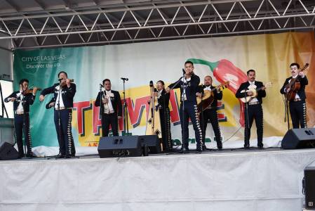 Distintos grupos de mariachis, la mayoría de escuelas del valle, amenizaron el primer festival ...