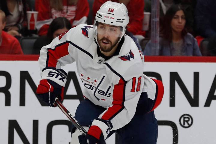 El centro de los Washington Capitals, Chandler Stephenson, patina durante el tercer tiempo de u ...