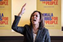 La candidata presidencial, la senadora Kamala Harris, demócrata por California, se dirige a la ...