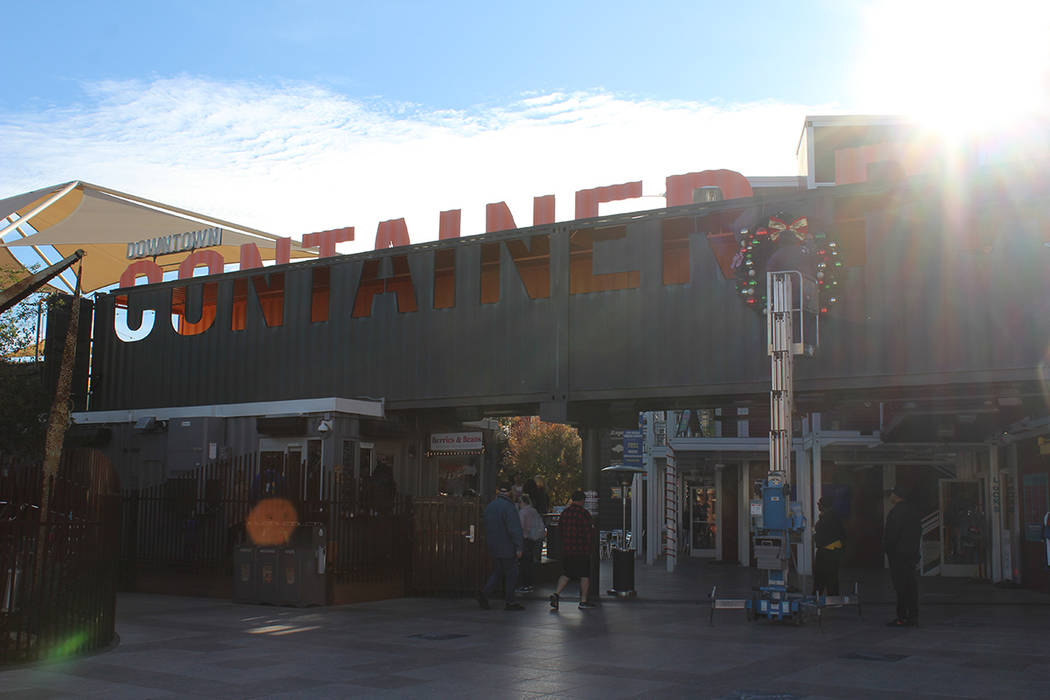 Cointener Park, es parte del renovado centro de Las Vegas y puede probar restaurantes locales y ...