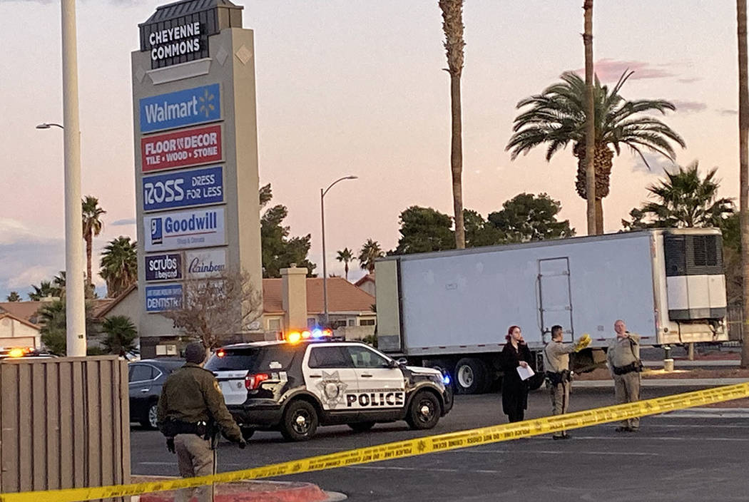 Oficiales de policía de Las Vegas responden a la escena de un tiroteo cerca de la entrada del ...