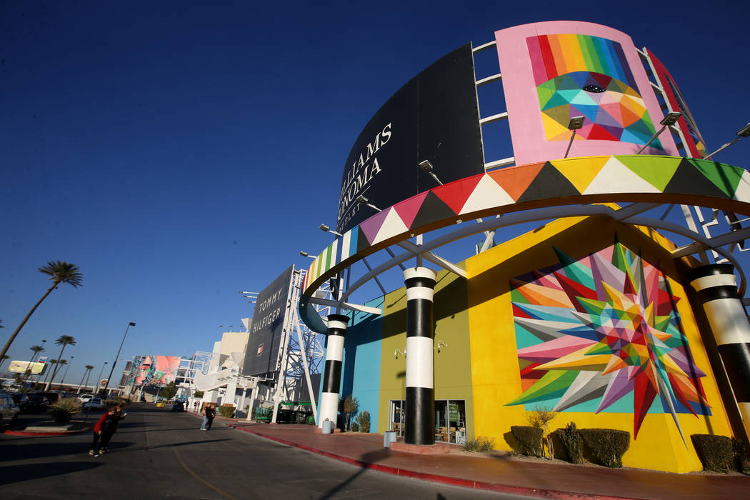 Murales en progreso en Fashion Outlets of Las Vegas en Primm ya que el centro comercial será r ...