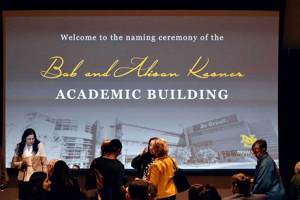 La ceremonia de nombramiento del Edificio Académico Bob y Alison Kasner se realizó en el audi ...