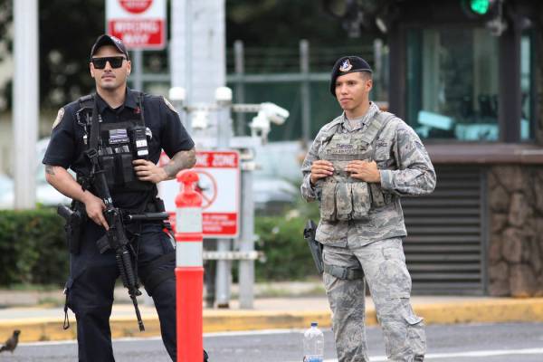 Guardias de seguridad en la puerta principal de la Base Conjunta Pearl Harbor-Hickam, en Hawaii ...