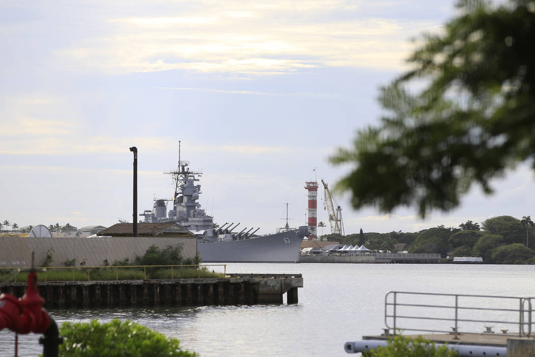 Un barco de la Armada de Estados Unidos puede ser visto desde el Pearl Harbor National Memorial ...