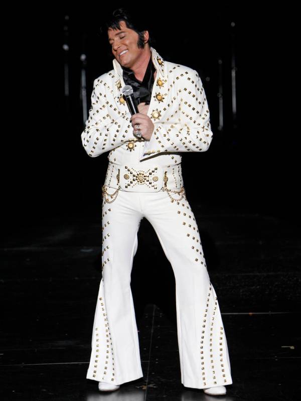 El artista tributo a Elvis Presley, Trent Carlini, se presenta durante su espectáculo "Trent C ...