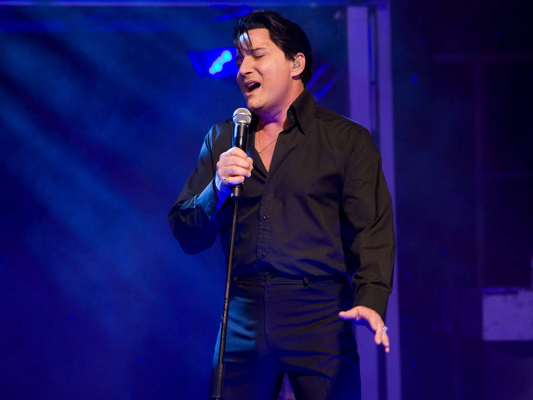 El artista tributo a Elvis Presley, Trent Carlini, se presenta en su espectáculo "The King" en ...
