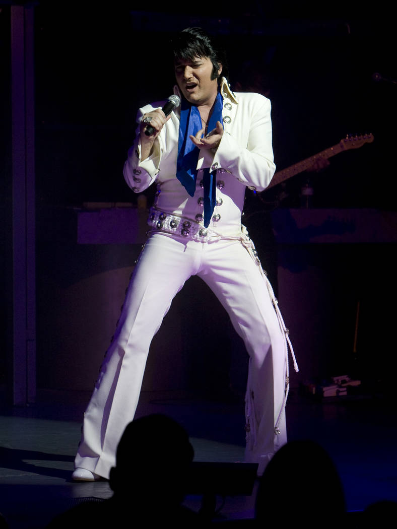 El artista tributo a Elvis Presley, Trent Carlini, se presenta en su espectáculo "The King" en ...