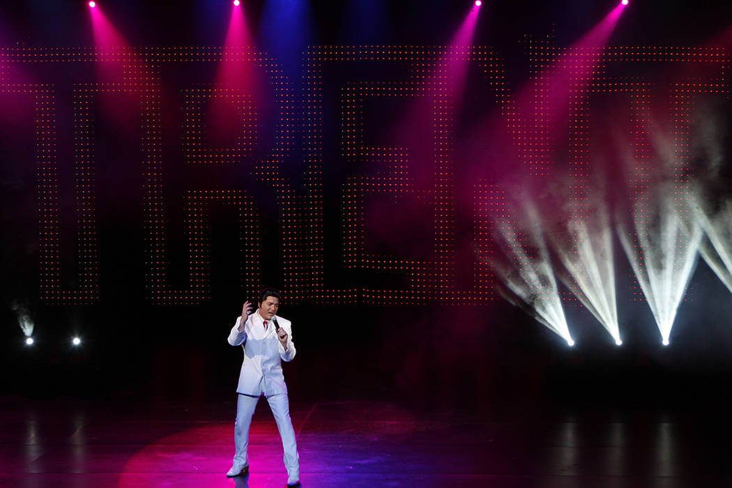 El artista tributo a Elvis Presley, Trent Carlini, se presenta durante su espectáculo "Trent C ...