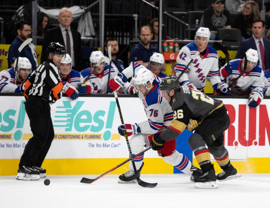 El defensa de los Rangers de Nueva York, Brady Skjei (76) y el centro de los Golden Knights de ...