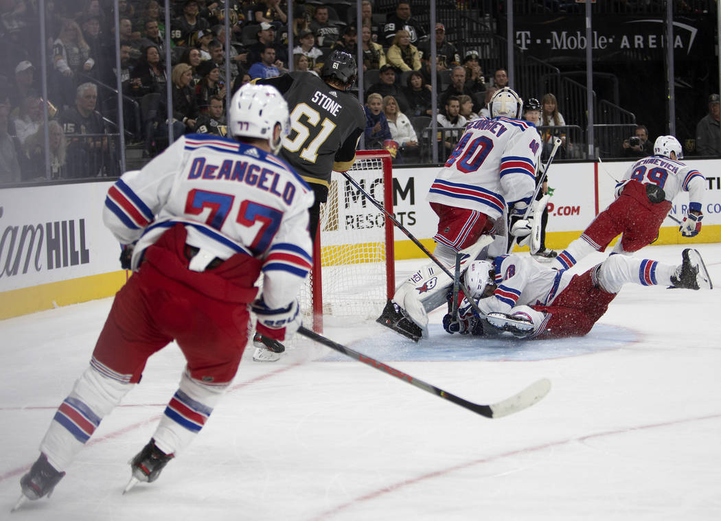 El defensa de los New York Rangers, Jacob Trouba (8), se desliza hacia el portero de los New Yo ...