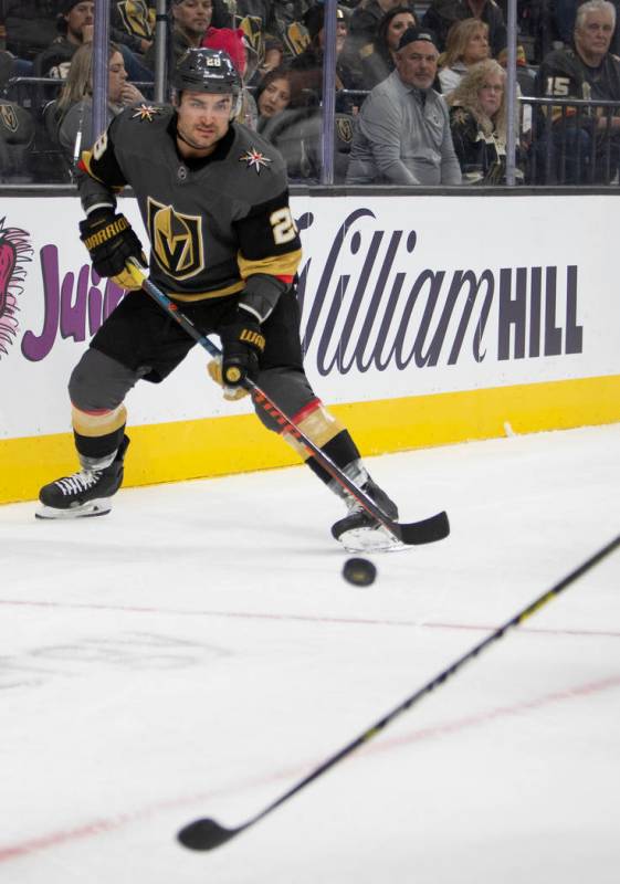 William Carrier (28), ala izquierda de los Golden Knights, recibe el puck durante un partido de ...