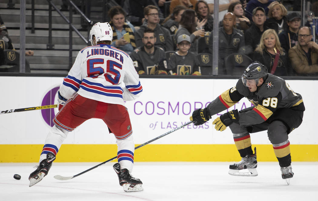 El defensor de los Golden Knights, Nate Schmidt (88), llega a tomar el control del puck mientra ...