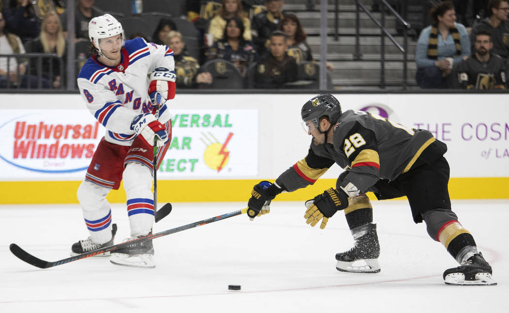 El ala izquierda de los Golden Knights, William Carrier (28), llega para tomar el control del p ...