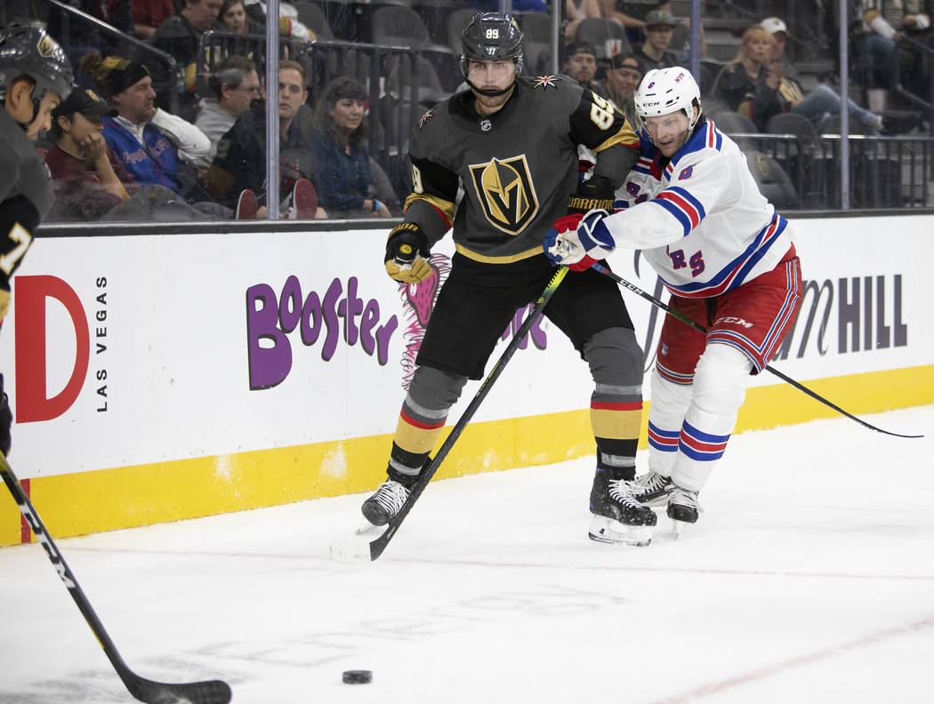 El ala izquierda de los Golden Knights, William Carrier (28), llega para tomar el control del p ...