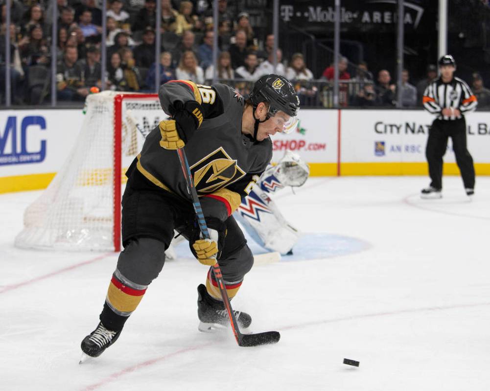 El centro de los Golden Knights de Las Vegas, Paul Stastny (26), da la vuelta para hacer un tir ...