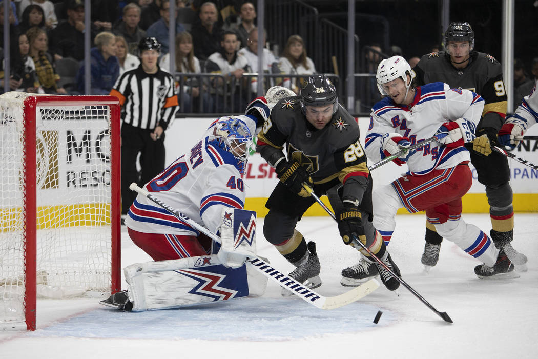 El ala izquierda de los Golden Knights de Las Vegas, William Carrier (28), hace un tiro infruct ...