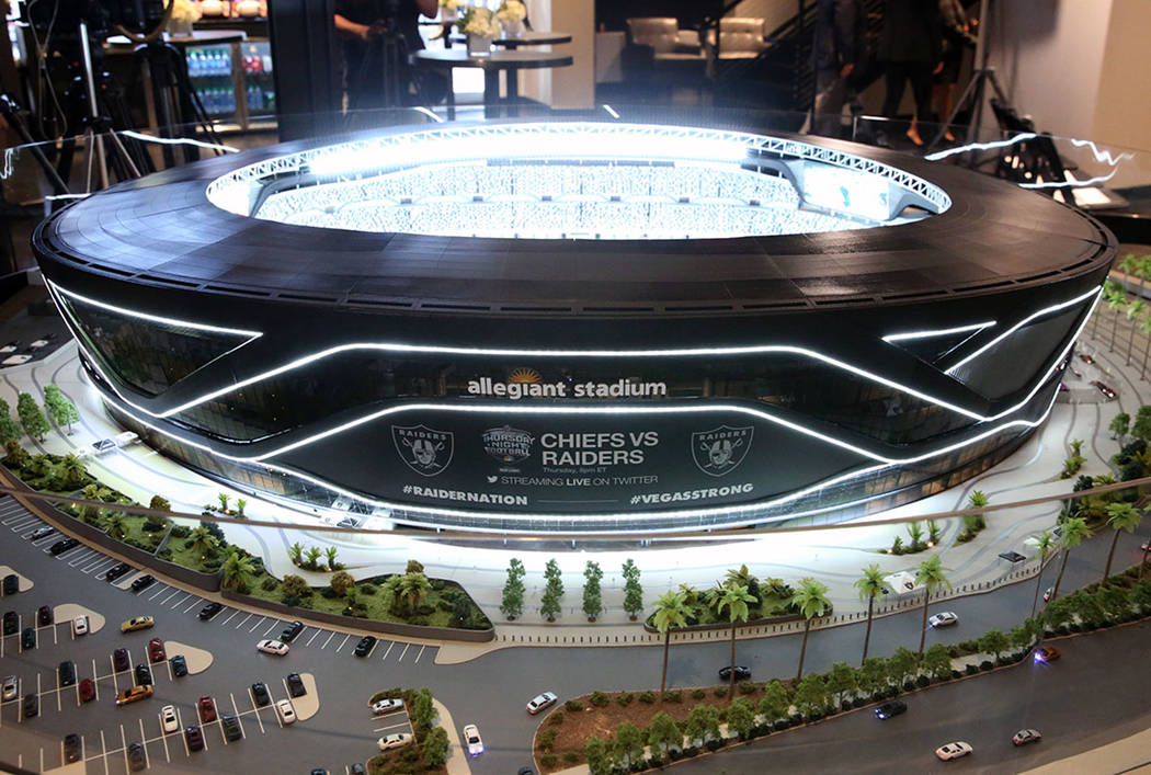 Una maqueta del Raiders Stadium se exhibe durante una conferencia de prensa el lunes, 14 de oct ...
